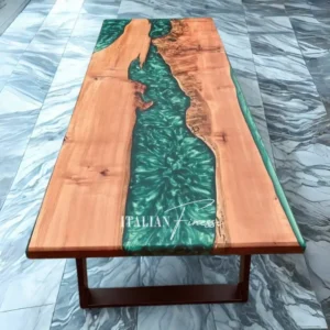 Tavolo artigianale in noce europeo con inserto in resina azzurra effetto 3D, spessore 5 cm, su pavimento in marmo.