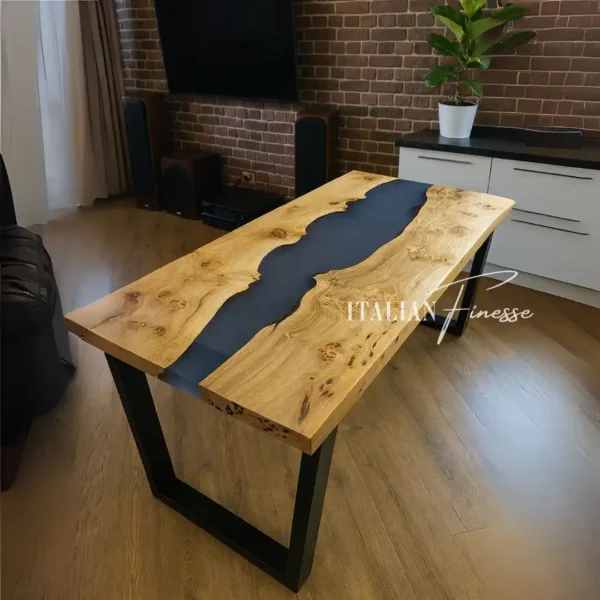 Tavolo in rovere massello con inserto in resina nera, struttura in ferro nero, ambientato in soggiorno moderno con mattoni a vista.