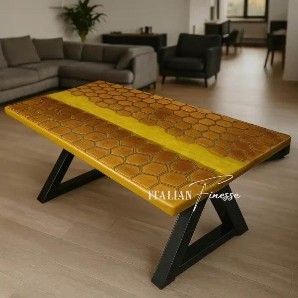 Tavolo artigianale in rovere con motivo a nido d’ape e inserto centrale in resina epossidica gialla effetto miele, gambe nere in ferro a V, ambientato in camera da letto moderna.