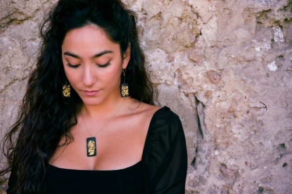Collana Rettangolare in Pietra Lavica dell'Etna e Oro - immagine 2