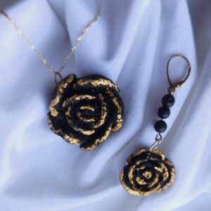 Ciondolo Rosa in Pietra Lavica e Oro 24k Made in Sicilia