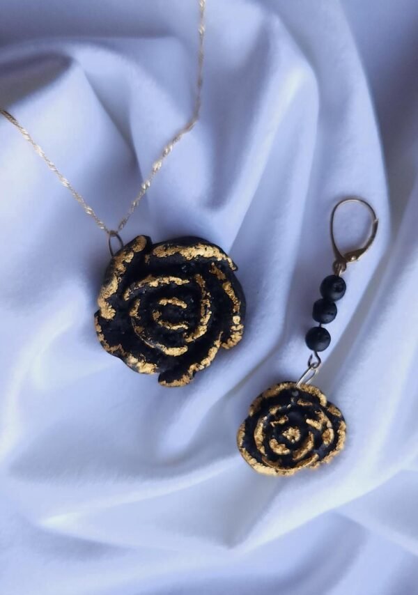 Ciondolo Rosa in Pietra Lavica e Oro 24k Made in Sicilia