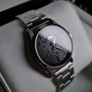Orologio in Pietra Lavica e Titanio con Movimento Giapponese