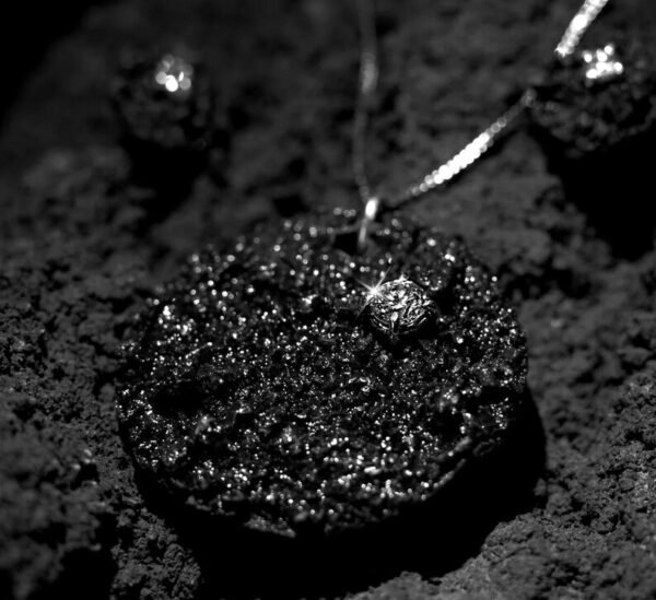 Pendente Unico in Pietra Lavica dell'Etna con Diamante - immagine 4