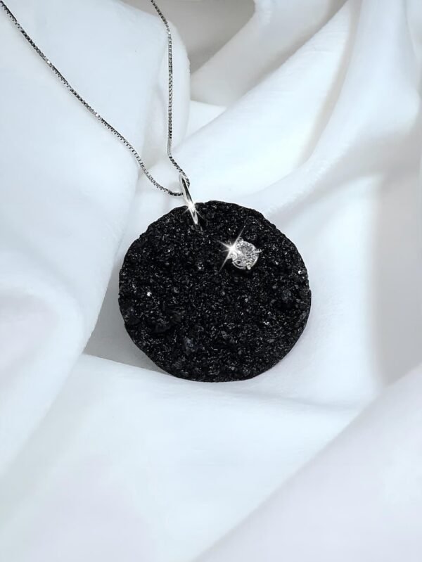 Pendente Unico in Pietra Lavica dell'Etna con Diamante